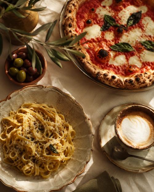Composizione di piatti del locale: pizza, cucina e caffetteria