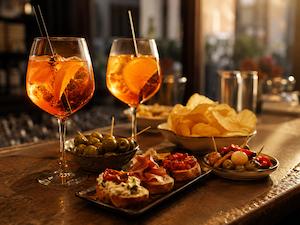 Aperitivo con cocktail e stuzzichini
